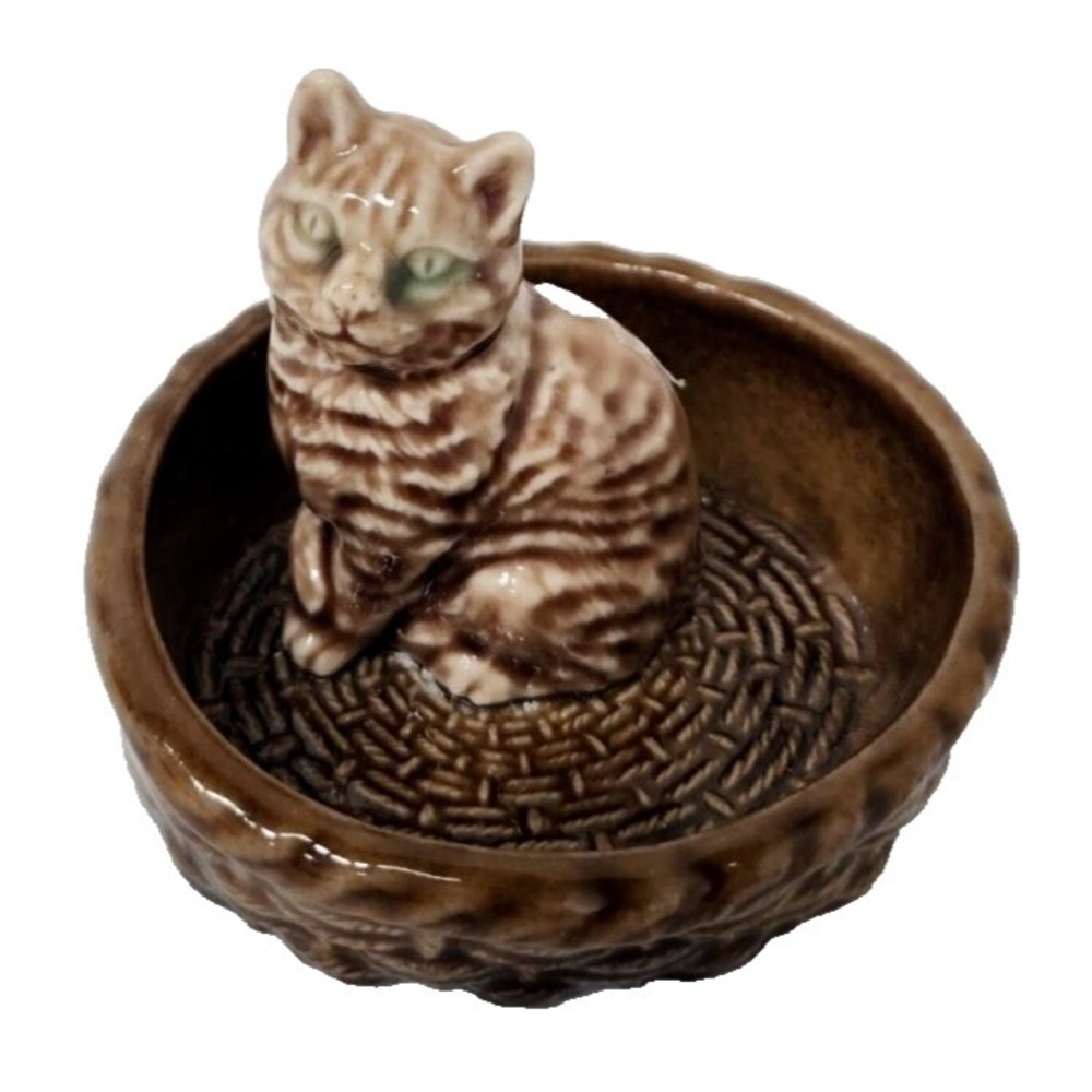 Vintage Wade Pottery England Green Eye Tabby Cat In A Basket Ceramic Figurine